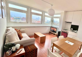 Bright 2-Bedroom in Soho High-Rise with Skyline Views